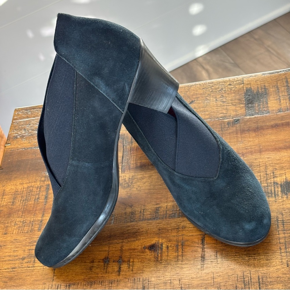 Munro Francee Slip on Ankle Bootie in Navy Suede Size 6
